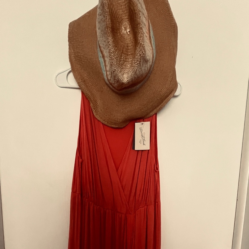 Treat yourself to the very beachy looking dress and sun hat combo! 2x